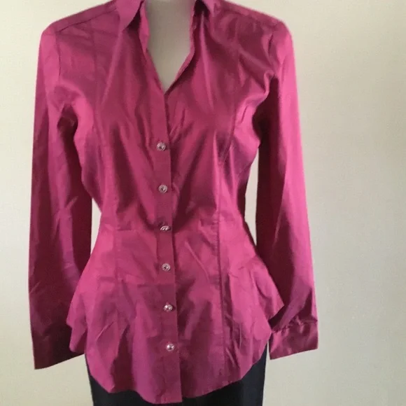 HP-7TH AVENUE- NEW YORK& CO.FITTED BUTTON DOWN TOP WITH DECORATIVE STONE BUTTONS - Picture 1 of 8